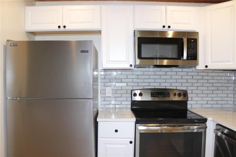 Condo in Sun City Center, Florida, 1 bedroom № 2229084 - photo 13
