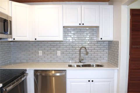 Condo in Sun City Center, Florida, 1 bedroom № 2229084 - photo 12