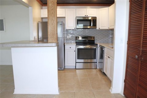 Condo in Sun City Center, Florida, 1 bedroom № 2229084 - photo 10