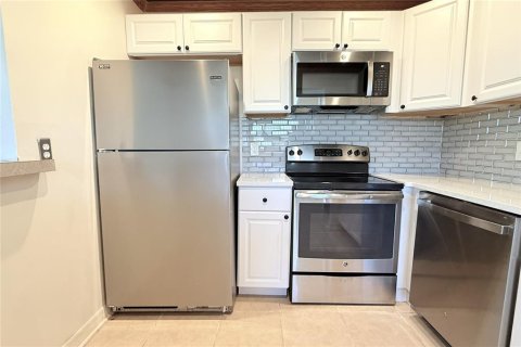 Condo in Sun City Center, Florida, 1 bedroom № 2229084 - photo 14