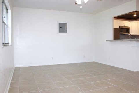 Condo in Sun City Center, Florida, 1 bedroom № 2229084 - photo 3