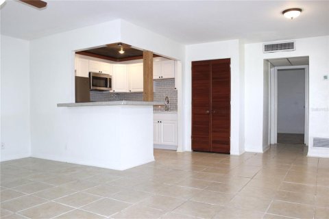 Condo in Sun City Center, Florida, 1 bedroom № 2229084 - photo 9