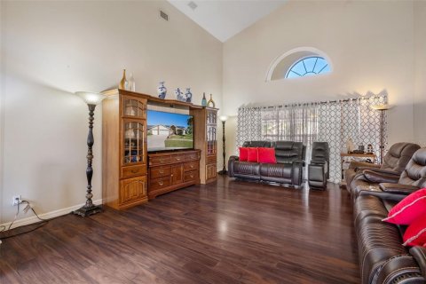 Casa en venta en Spring Hill, Florida, 4 dormitorios, 268.39 m2 № 2239904 - foto 8