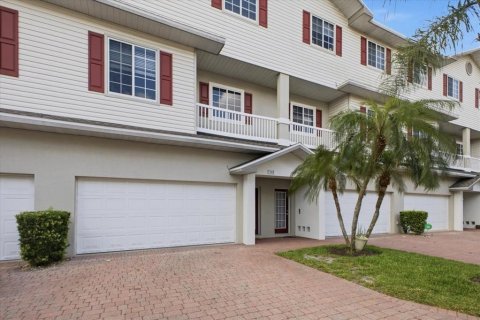 Townhouse in Palmetto, Florida 4 bedrooms, 241.92 sq.m. № 2205082 - photo 2