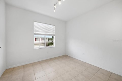 Townhouse in Palmetto, Florida 4 bedrooms, 241.92 sq.m. № 2205082 - photo 8