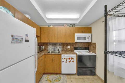 Condo in Margate, Florida, 2 bedrooms  № 2081773 - photo 10
