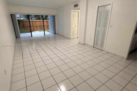 Copropriété à louer à Miami, Floride: 2 chambres, 112.41 m2 № 1964168 - photo 4