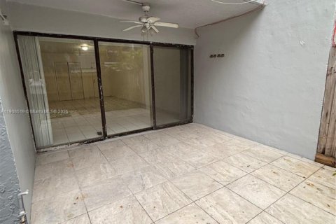 Copropriété à louer à Miami, Floride: 2 chambres, 112.41 m2 № 1964168 - photo 1