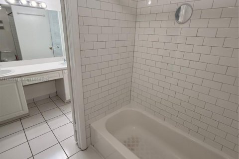 Copropriété à louer à Miami, Floride: 2 chambres, 112.41 m2 № 1964168 - photo 17