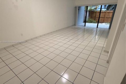 Copropriété à louer à Miami, Floride: 2 chambres, 112.41 m2 № 1964168 - photo 3
