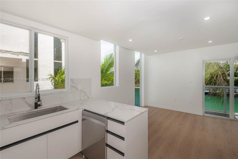 Adosado en venta en Miami Beach, Florida, 4 dormitorios, 175.96 m2 № 1711796 - foto 14