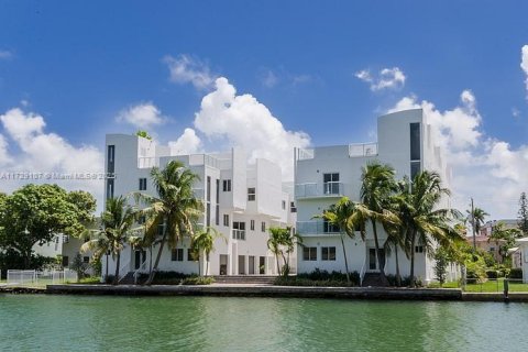Adosado en venta en Miami Beach, Florida, 4 dormitorios, 175.96 m2 № 1711796 - foto 1
