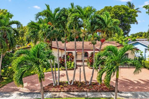 Villa ou maison à vendre à Pembroke Pines, Floride: 3 chambres, 169.08 m2 № 2433934 - photo 2