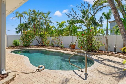 House in Saint Pete Beach, Florida 2 bedrooms, 114.27 sq.m. № 1603289 - photo 22