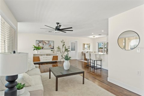 House in Saint Pete Beach, Florida 2 bedrooms, 114.27 sq.m. № 1603289 - photo 4