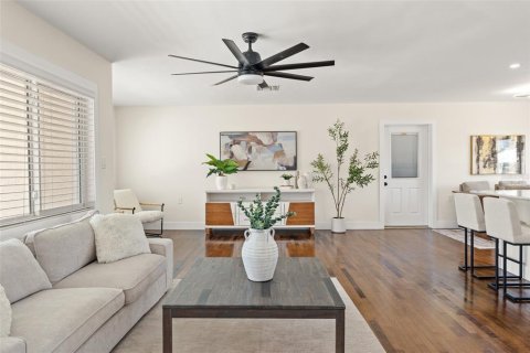 House in Saint Pete Beach, Florida 2 bedrooms, 114.27 sq.m. № 1603289 - photo 5