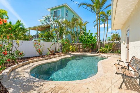 House in Saint Pete Beach, Florida 2 bedrooms, 114.27 sq.m. № 1603289 - photo 23