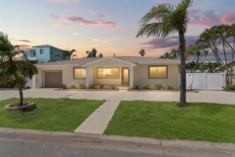 House in Saint Pete Beach, Florida 2 bedrooms, 114.27 sq.m. № 1603289 - photo 1