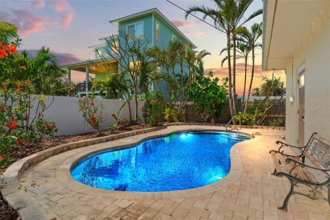 House in Saint Pete Beach, Florida 2 bedrooms, 114.27 sq.m. № 1603289 - photo 2