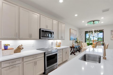 Casa en venta en Tamarac, Florida, 5 dormitorios, 265.7 m2 № 1967009 - foto 11