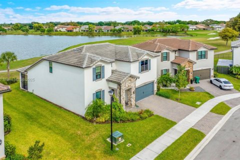 Casa en venta en Tamarac, Florida, 5 dormitorios, 265.7 m2 № 1967009 - foto 2