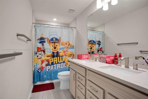 Casa en venta en Tamarac, Florida, 5 dormitorios, 265.7 m2 № 1967009 - foto 25