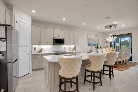 Casa en venta en Tamarac, Florida, 5 dormitorios, 265.7 m2 № 1967009 - foto 8