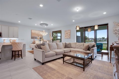 Casa en venta en Tamarac, Florida, 5 dormitorios, 265.7 m2 № 1967009 - foto 13