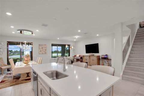 Casa en venta en Tamarac, Florida, 5 dormitorios, 265.7 m2 № 1967009 - foto 12