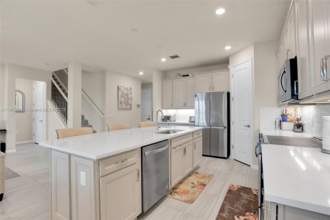 Casa en venta en Tamarac, Florida, 5 dormitorios, 265.7 m2 № 1967009 - foto 10