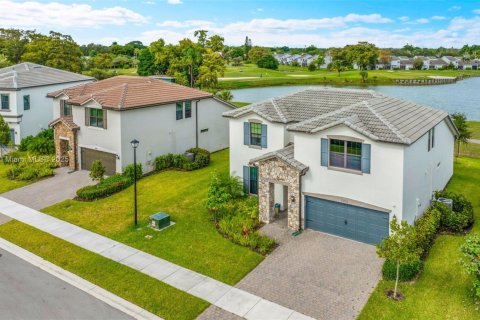 Casa en venta en Tamarac, Florida, 5 dormitorios, 265.7 m2 № 1967009 - foto 5