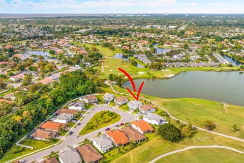 Casa en venta en Tamarac, Florida, 5 dormitorios, 265.7 m2 № 1967009 - foto 4