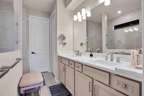 Casa en venta en Tamarac, Florida, 5 dormitorios, 265.7 m2 № 1967009 - foto 19