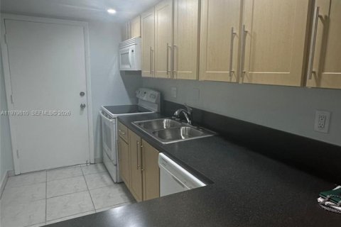 Снять в аренду квартиру в Майами, Флорида 2 спальни, 92.9м2, № 2050093 - фото 5