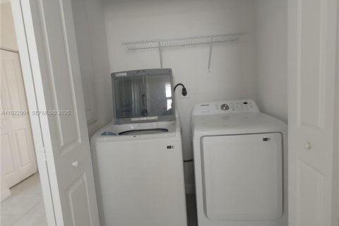 Townhouse in Homestead, Florida 3 bedrooms, 139.35 sq.m. № 2039044 - photo 17