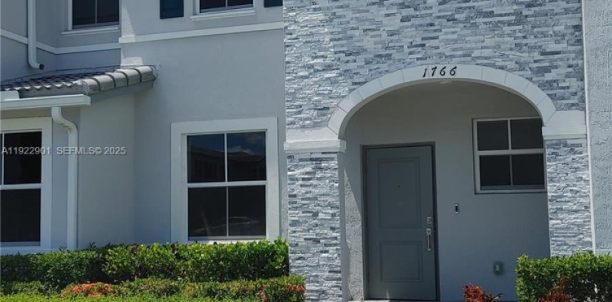 Townhouse in Homestead, Florida 3 bedrooms, 139.35 sq.m. № 2039044