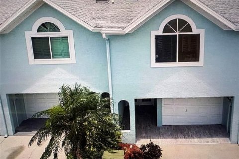 Townhouse in Indian Rocks Beach, Florida 3 bedrooms, 145.48 sq.m. № 2114665 - photo 2