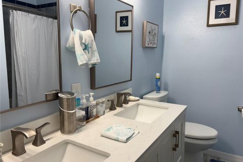 Townhouse in Indian Rocks Beach, Florida 3 bedrooms, 145.48 sq.m. № 2114665 - photo 19