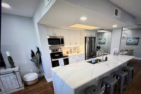 Townhouse in Indian Rocks Beach, Florida 3 bedrooms, 145.48 sq.m. № 2114665 - photo 4