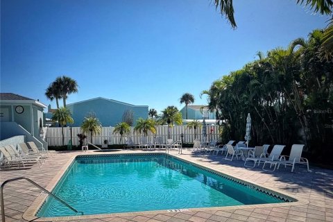 Townhouse in Indian Rocks Beach, Florida 3 bedrooms, 145.48 sq.m. № 2114665 - photo 23