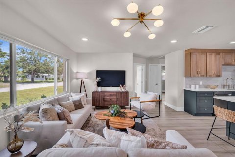 House in Saint Petersburg, Florida 3 bedrooms, 146.32 sq.m. № 1852936 - photo 5