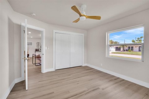 House in Saint Petersburg, Florida 3 bedrooms, 146.32 sq.m. № 1852936 - photo 24