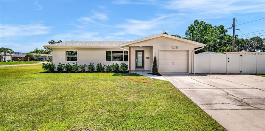House in Saint Petersburg, Florida 3 bedrooms, 146.32 sq.m. № 1852936