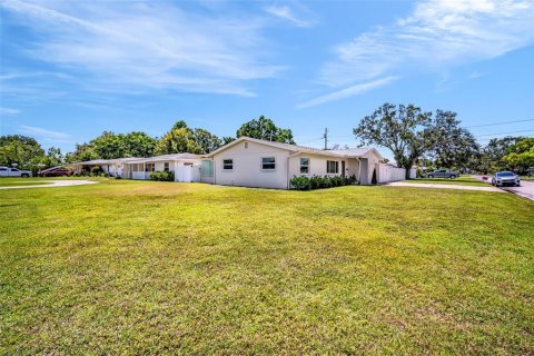 House in Saint Petersburg, Florida 3 bedrooms, 146.32 sq.m. № 1852936 - photo 2