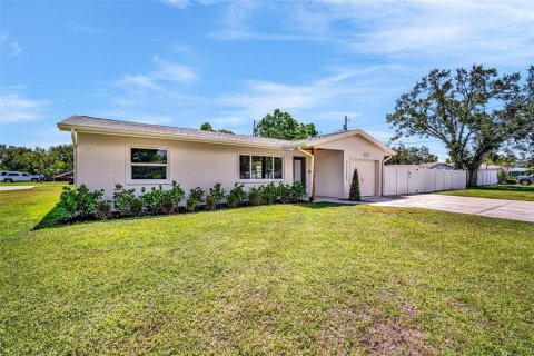 House in Saint Petersburg, Florida 3 bedrooms, 146.32 sq.m. № 1852936 - photo 3