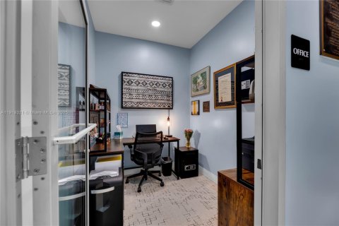 Propiedad comercial en venta en Fort Lauderdale, Florida № 1974835 - foto 6