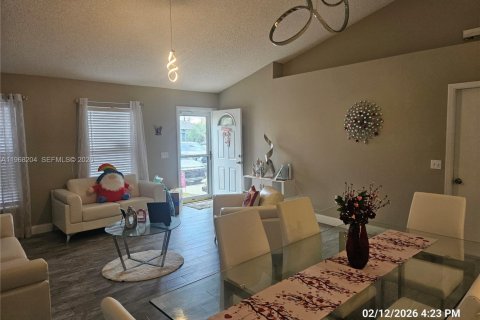 Casa en venta en Deltona, Florida, 4 dormitorios, 194.91 m2 № 2031502 - foto 3