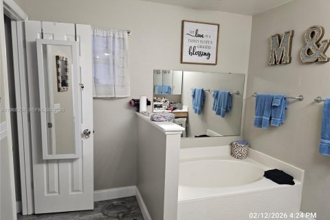 Casa en venta en Deltona, Florida, 4 dormitorios, 194.91 m2 № 2031502 - foto 19