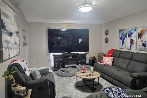 Casa en venta en Deltona, Florida, 4 dormitorios, 194.91 m2 № 2031502 - foto 11