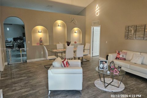 Casa en venta en Deltona, Florida, 4 dormitorios, 194.91 m2 № 2031502 - foto 4
